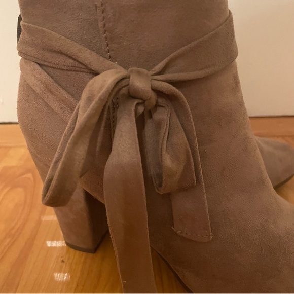 🚫Gifted🚫 Suede boots with tie detail NWOT - Picture 2 of 4